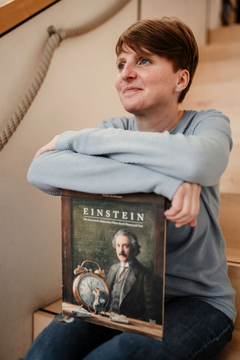 Iris und ihr Gewinnspielbuch in der Stadtbücherei; Bild: Katha M.